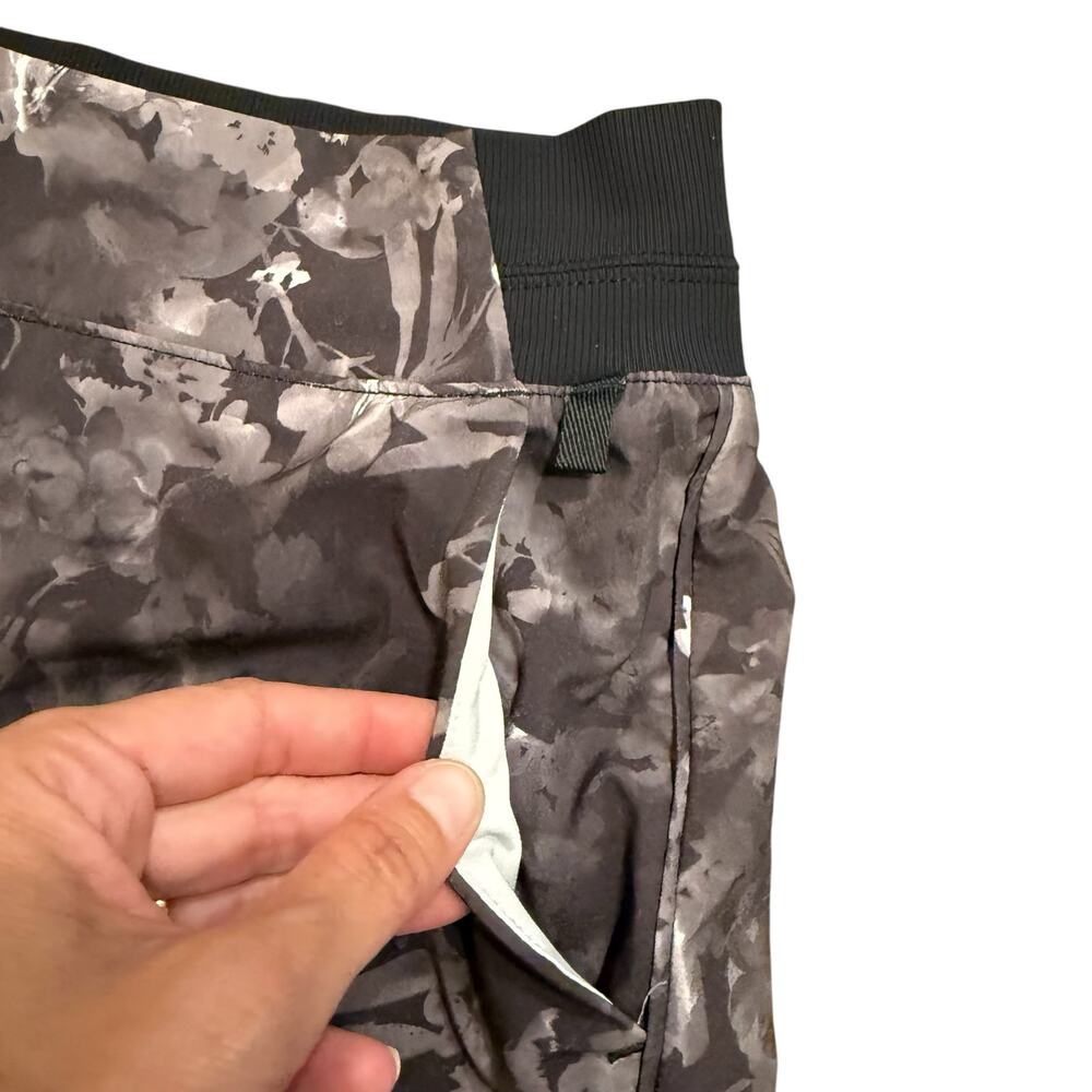 Athleta Womens Brooklyn printed shorts, grey floral, Size 16 - Picture 6 of 9